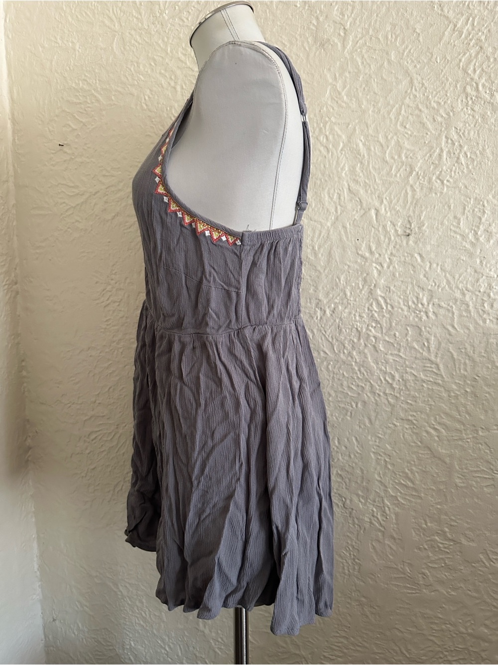 Torrid Light Gray Crinkle Gauze Coral Yellow White Embroidered Tank Top 0X - Picture 4 of 9